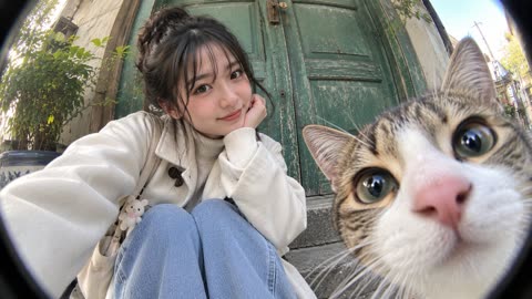 门阶上与好奇猫咪的鱼眼自拍