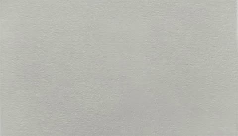 双手在白纸上铅笔绘制人像