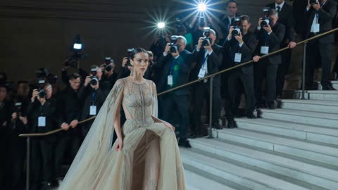 高定礼服在红毯台阶上被摄影师环绕