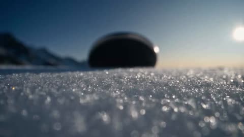金色黄昏雪山坡上走来的时装模特