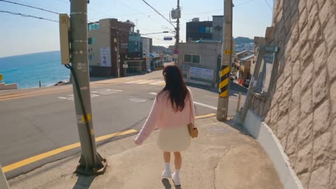 釜山海边街道上的女孩,电车与比心