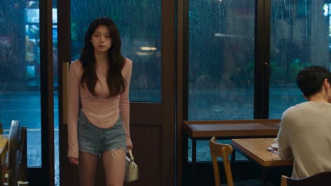 雨夜咖啡馆里撞见男友出轨的女孩