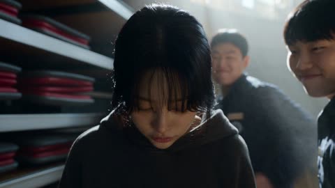 女高中生在体育馆以静电武术击退五名霸凌者
