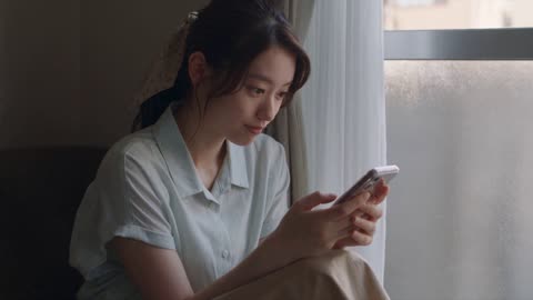 年轻女子追冰淇淋车的手持家庭录像