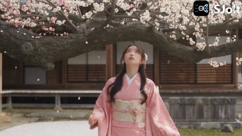 女子摇动梅树,接住掉下来的王子