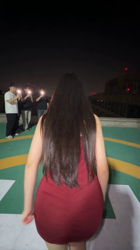 屋顶跃下落在巨型彩虹弹垫上反弹返回