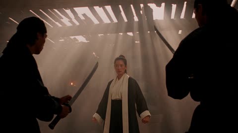 女武者在破败古寺大战剑客